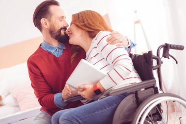 Olumlu ruh hali. Orta yaşlı çift birbirine yapıştırma sırasında evde istirahat neşeli