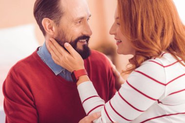 Çok iyi orta yaşlı kadın aşk ifade