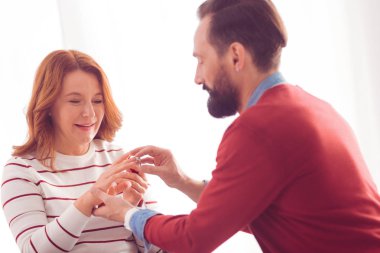 yakışıklı adam bir evlenme teklifi yapma