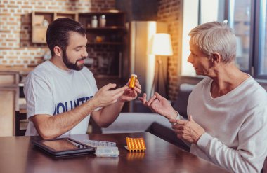 Kendine güvenen yetenekli gönüllü oturma ve gösteren hapları.