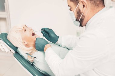 Yaşlı Bayan önleyici diş kontrol