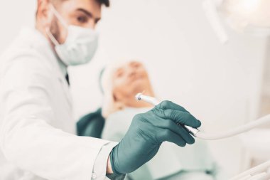 Diş matkap alarak stomatologist yakın çekim