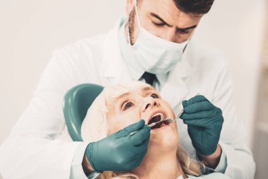 Yaşlı kadın diş kontrol doktoru yakın çekim