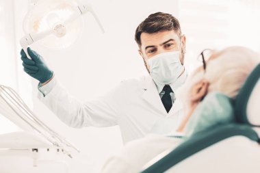 Doktor diş lamba randevu sırasında kullanarak