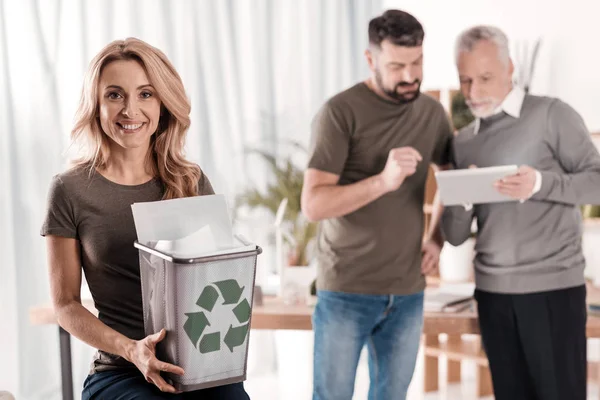 Freudige Frau mit Abfalleimer — Stockfoto