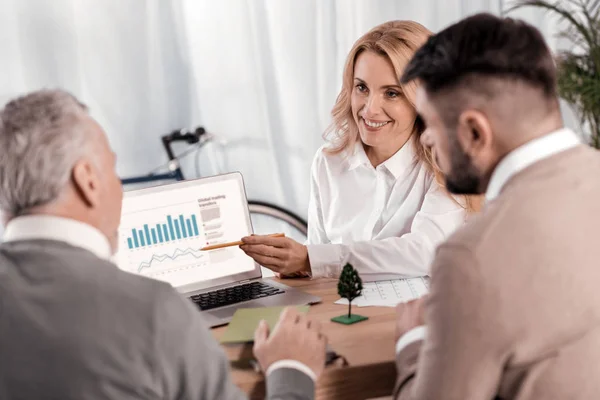 Alert woman presenting the results — Stock Photo, Image