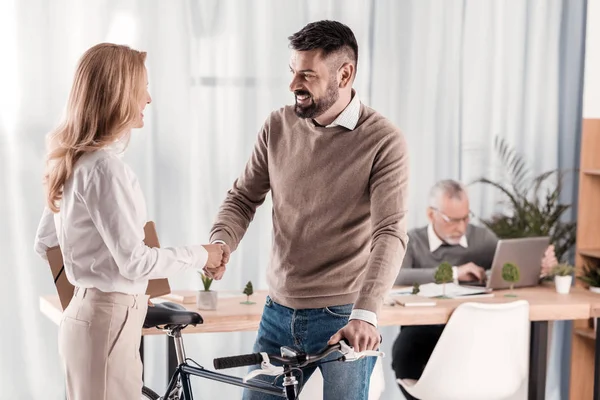 Blij vrouw schudden handen met haar collega — Stockfoto