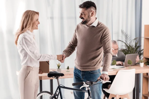 Uitbundige vrouw schudden handen met haar collega — Stockfoto