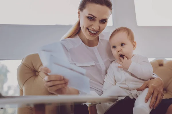 Giovane madre sorridente si sente meraviglioso mentre allatta il suo piccolo bambino carino — Foto Stock