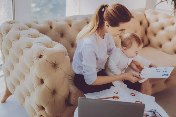 Lavoratore a distanza aziendale si sente impegnata in un nuovo progetto mentre allatta il suo bambino — Foto Stock