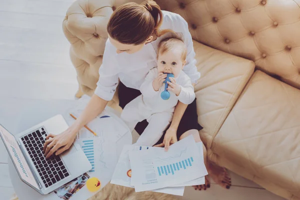 Ijverige ondernemer gevoel bezig terwijl u geniet van tijd met kleine dochter — Stockfoto