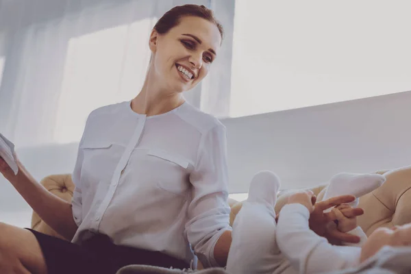 Beautiful aunt enjoying time while visiting her favorite lovely niece — Stock Photo, Image