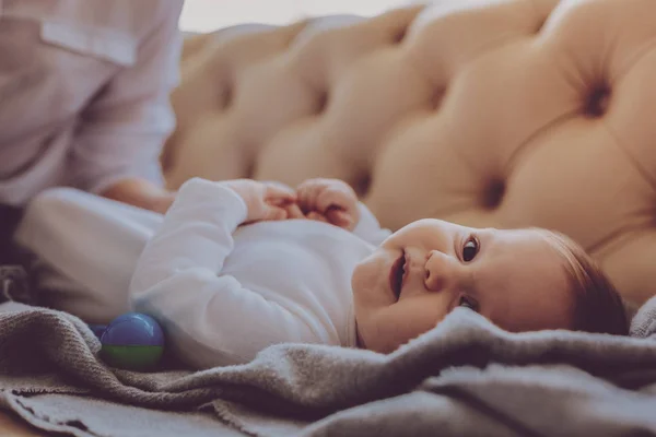 Dikkatli annesiyle oynayan küçük şirin bebek kız — Stok fotoğraf