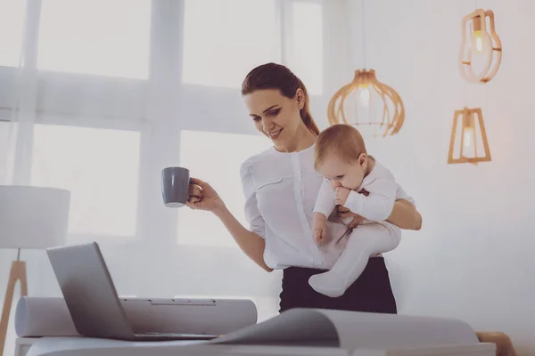 Charmoso babá desfrutando de sua pausa para o chá — Fotografia de Stock