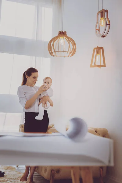 迷人的保姆护理小宝贝女婴站在伟大的房间 — 图库照片