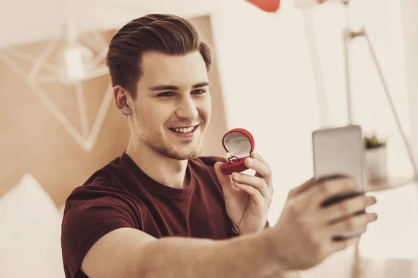 Sorrindo animado homem fazendo selfie com anel de casamento caro — Fotografia de Stock