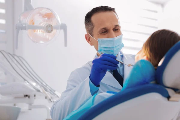 Kellemes kedves fogorvos beszél, hogy a beteg miközben vizsgálata — Stock Fotó