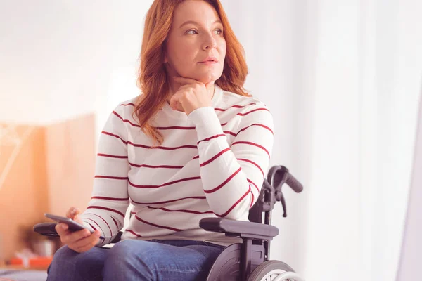 Súlyos mozgássérült nő ült a tolószékben — Stock Fotó