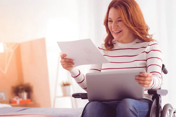 Mujer con discapacidad positiva que gestiona su negocio — Foto de Stock