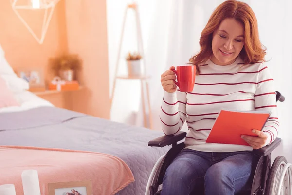 Mujer con discapacidad positiva sosteniendo un cuaderno — Foto de Stock