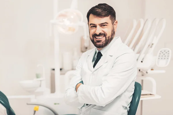 Portret uśmiechający się dentysty — Zdjęcie stockowe