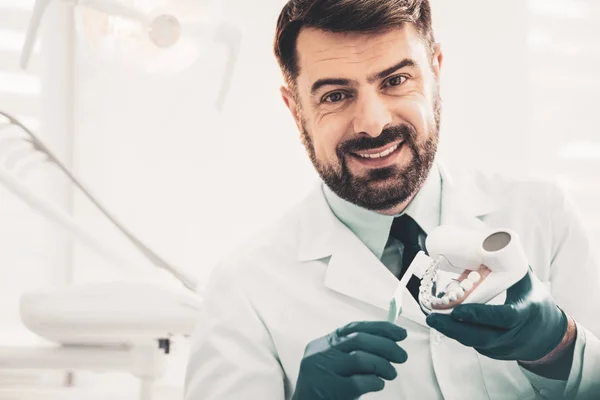Uzman doktor Danışma uygun diş bakımı hakkında iletken — Stok fotoğraf