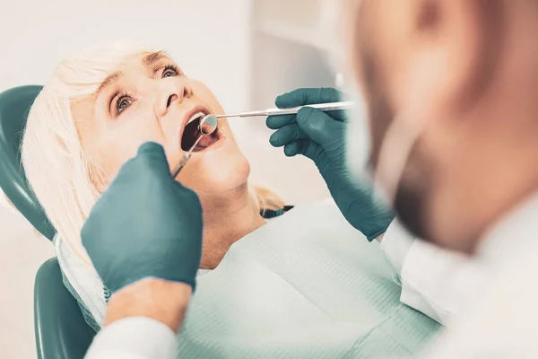 Nahaufnahme einer älteren Frau im Zahnarztstuhl — Stockfoto
