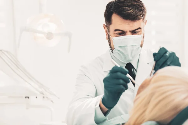 Dentist working with clients teeth — Stock Photo, Image