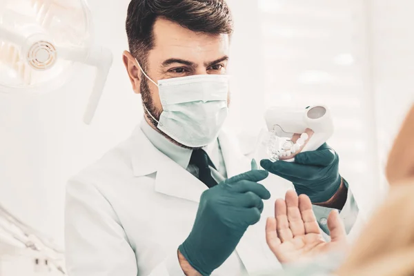 Dentista ensinando seu paciente sobre atendimento odontológico — Fotografia de Stock