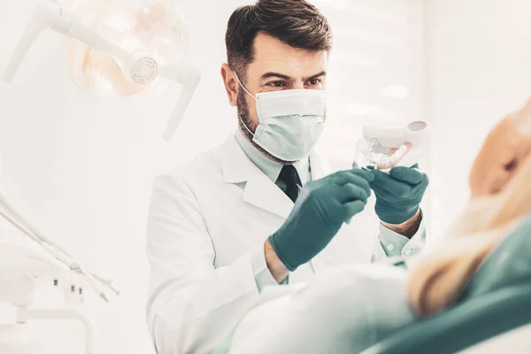 Estomatologista mostrando mockup dental — Fotografia de Stock