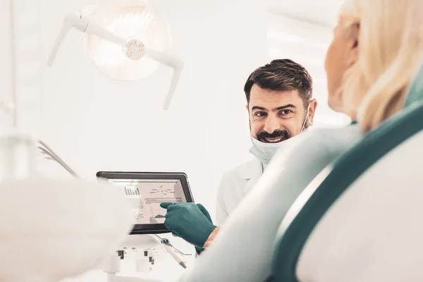 Dentista consultando il suo paziente anziano — Foto Stock