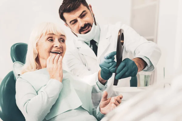 Dentysta wyświetlone nowe protezy do jej klienta — Zdjęcie stockowe