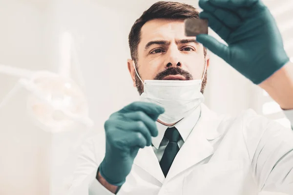 Medico guardando la radiografia dentale — Foto Stock