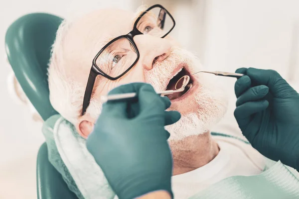 Primer plano del paciente sénior en silla dental — Foto de Stock