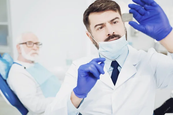 Luce di fissaggio del dentista maschile di successo — Foto Stock