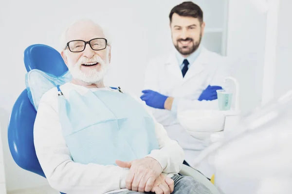 Gelukkig senior man bezoekende tandarts — Stockfoto