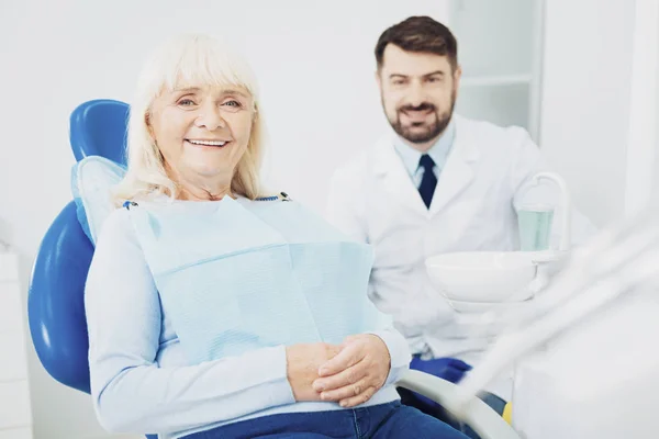Mujer mayor positiva viendo dentista —  Fotos de Stock