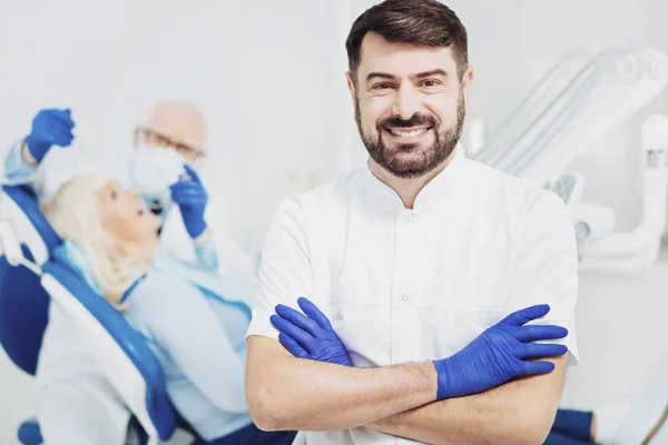 그의 일을 수행 하는 쾌활 한 남성 치과 의사 — 스톡 사진