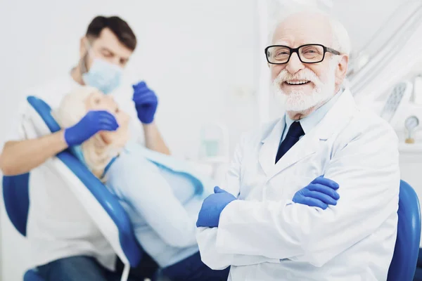 Buon dentista maschio che insegna stagista — Foto Stock