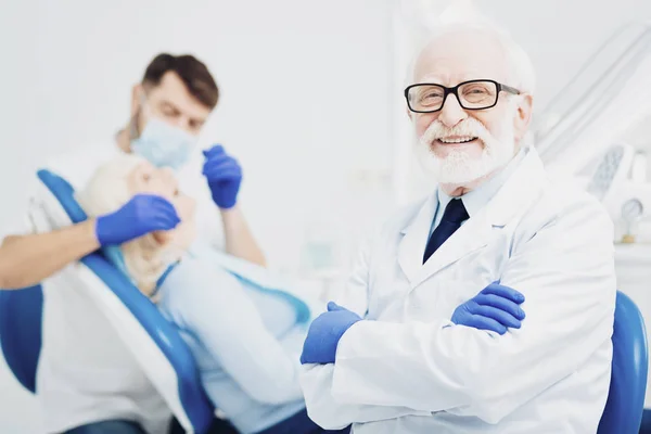 Jolly dentista maschile che lavora con un collega — Foto Stock