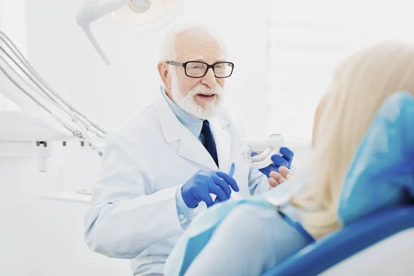 Udane dentysta męski wyjaśniając czyszczenie zębów — Zdjęcie stockowe