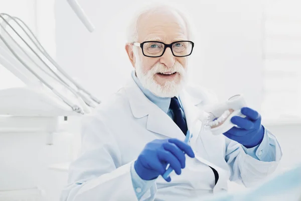 Médico dentista experiente ensinando a limpeza dos dentes direitos — Fotografia de Stock