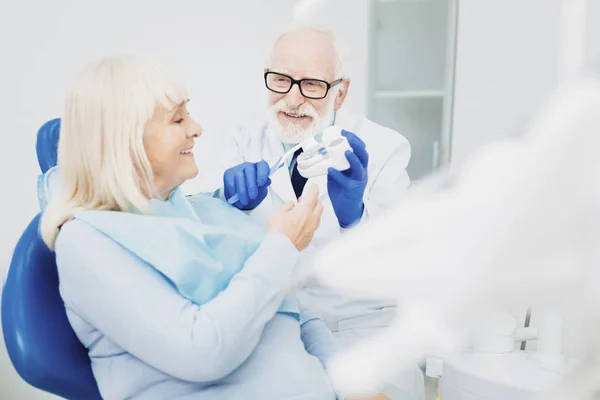 Zufriedener männlicher Zahnarzt empfiehlt Behandlung — Stockfoto