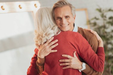 Neşeli üst düzey eşlerin hugs