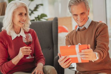 Karısıyla birlikte oturan ve bir hediye holding neşeli komuta sizde