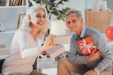 Selfies yapma hediyeler ile üst düzey çift