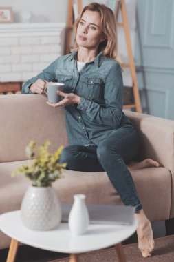 Evde istirahat hoş genç kadın