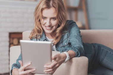 Tablet ekranına bakarak çok mutlu neşeli kadın