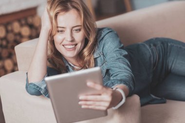 Tablet kameraya bakarak mutlu neşeli kadın
