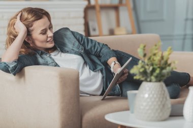 Neşeli güzel kadının onu hafta sonu